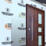 Puerta de seguridad con rotura puente térmico y cristales translucidos.